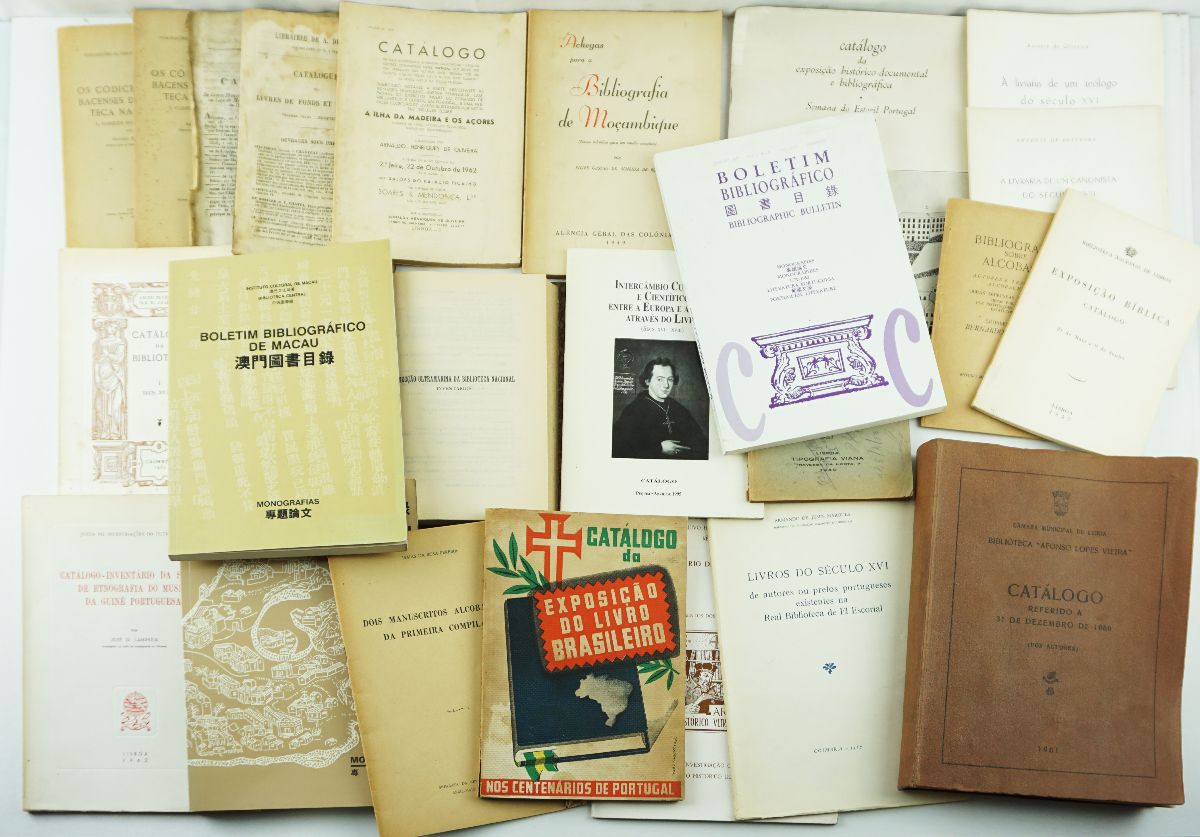Importante lote de bibliografia e raros catálogos