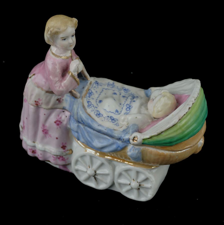Caixa com tampa em forma de mulher com carrinho de bebé