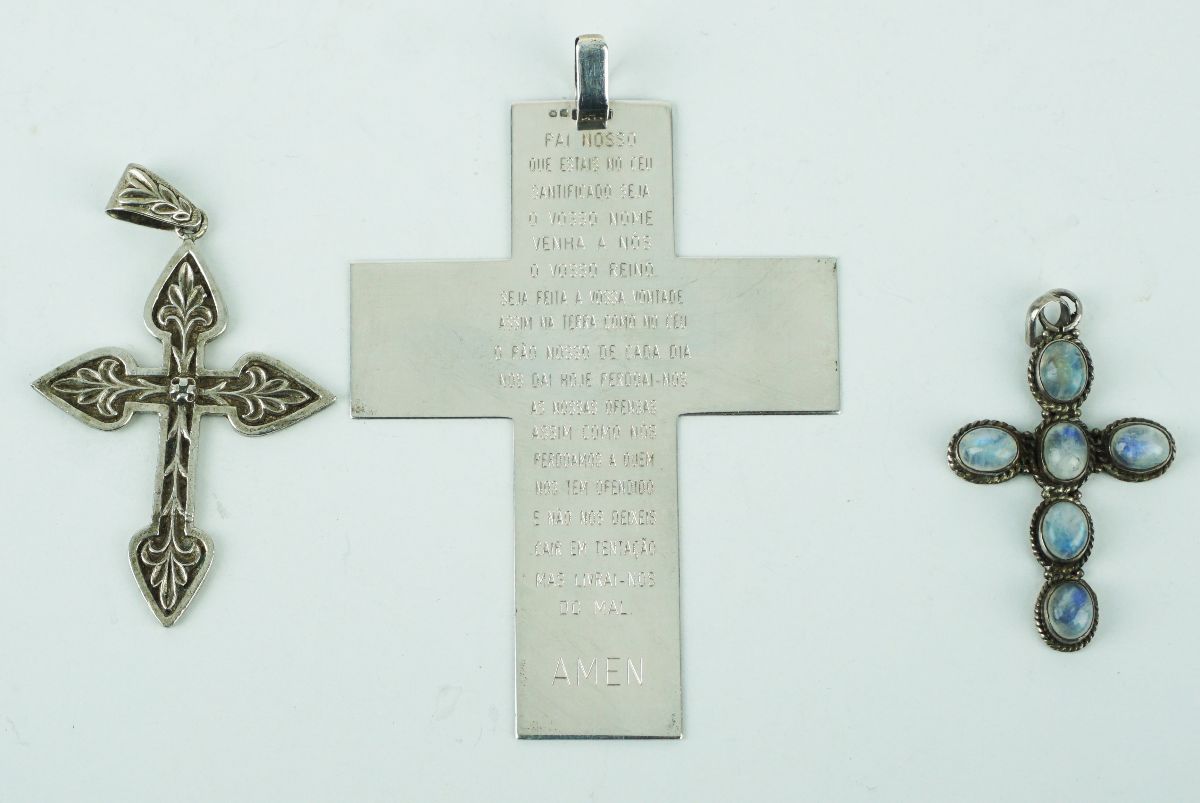 3 Pendentes crucifixos