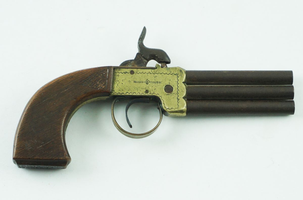 Pistola de percussão de 3 canos sobrepostos