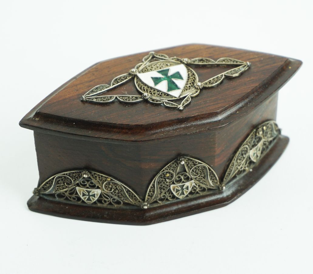 Pequena caixa guarda-jóias
