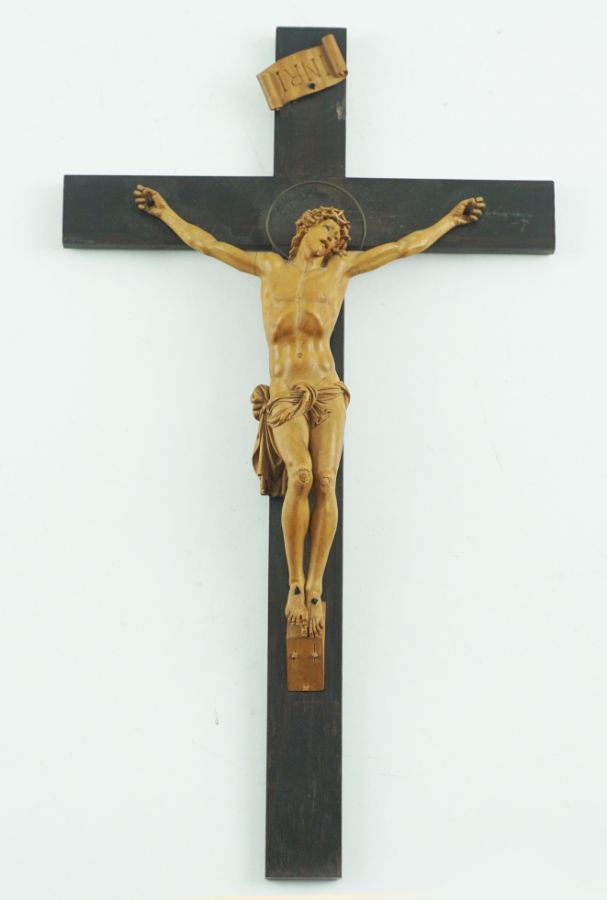 Escultura em madeira sobre cruz em pau santo