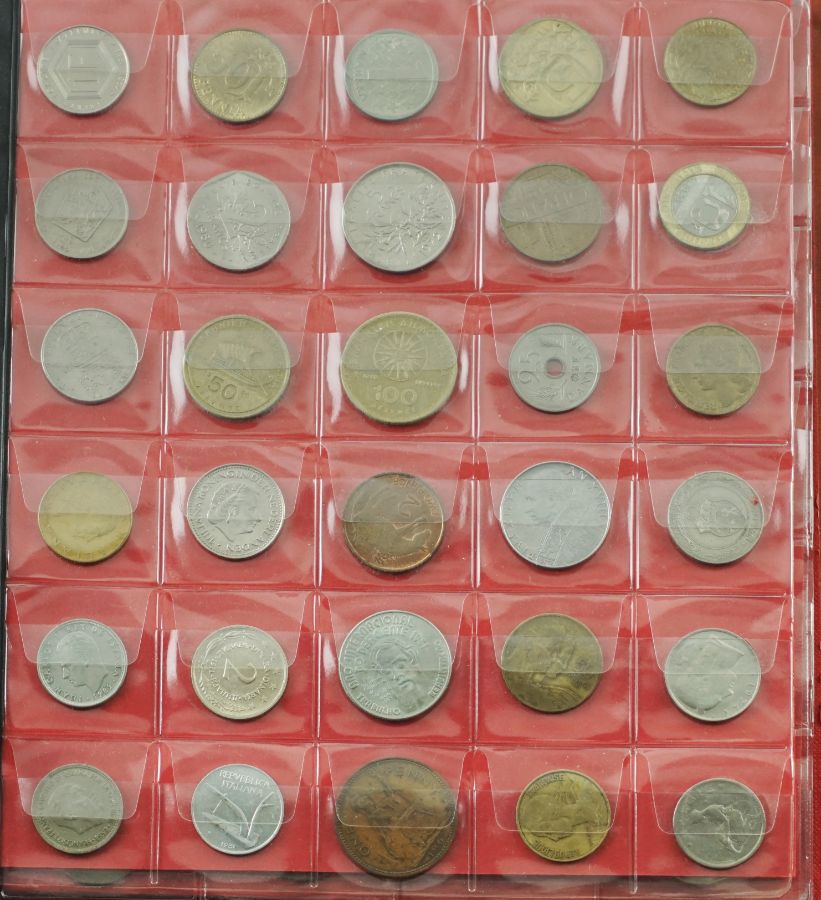 Dossier Numismático contendo 292 moedas de todo o mundo