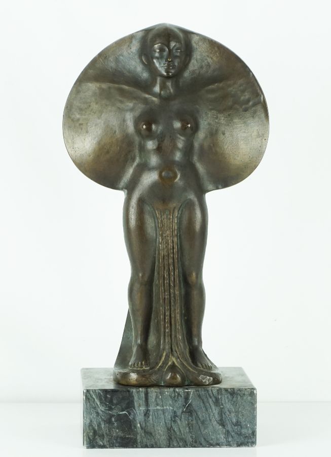 Nú feminino