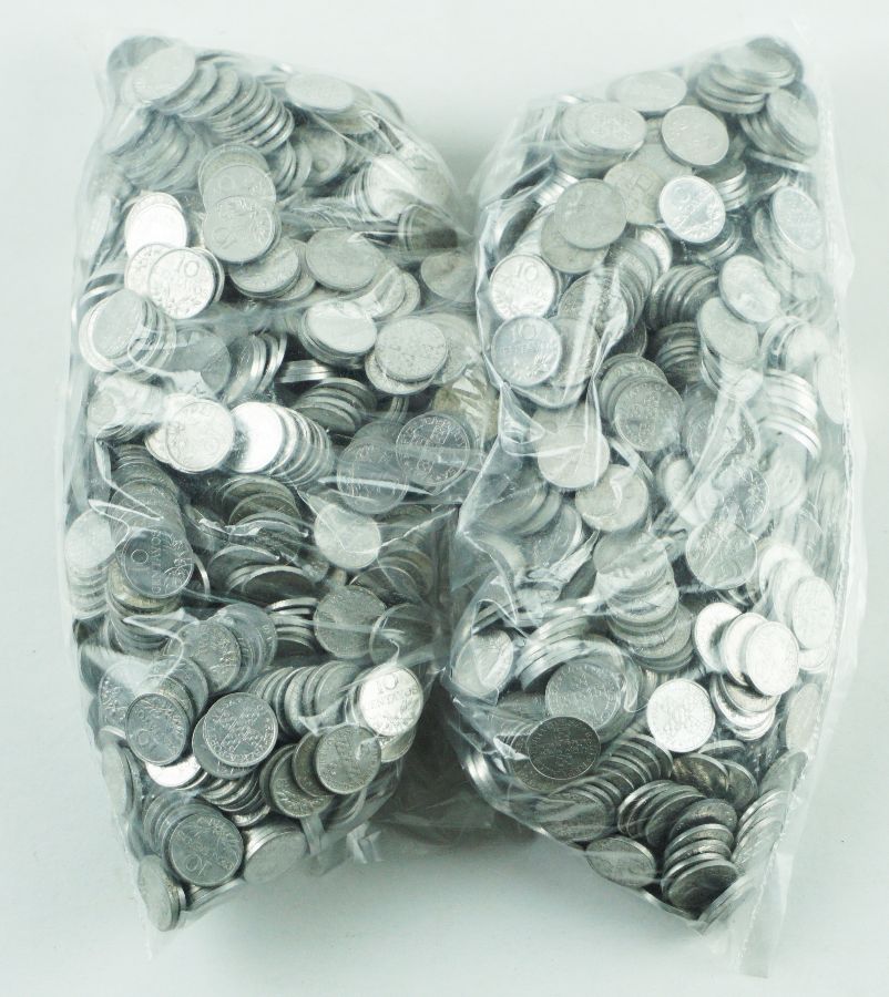 Grande acumulação de 2.000 moedas de 10 centavos em alumínio