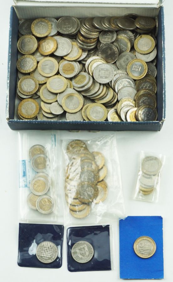 Grande acumulação de várias centenas de moedas Portuguesas