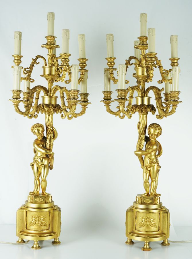 Imponente Par de Candelabros