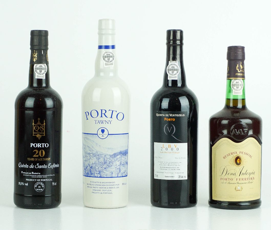 4 Garrafas de Vinho do Porto