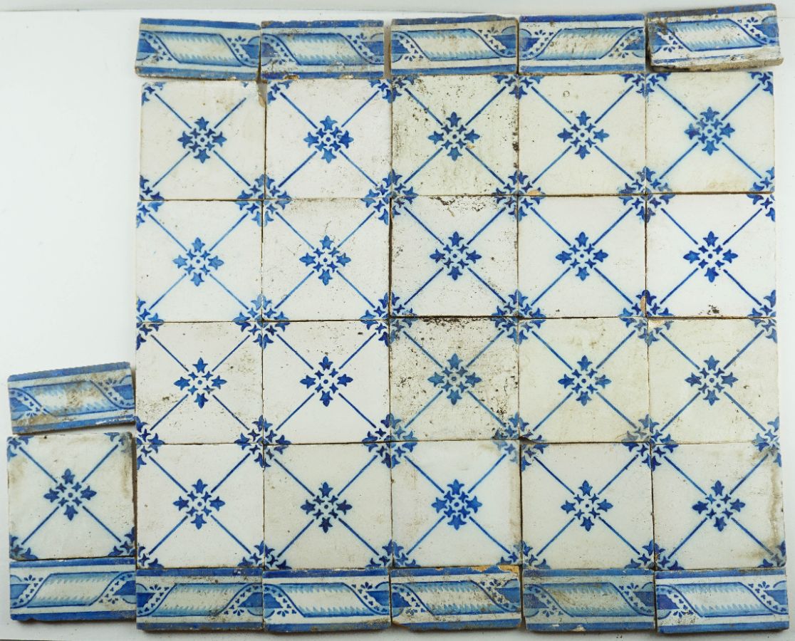 Cerca de 150 Azulejos