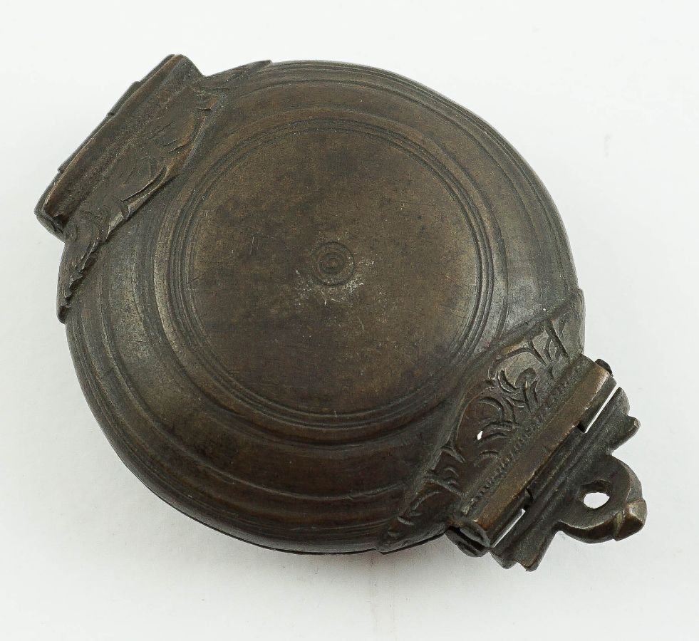 Caixa em bronze tipo concha