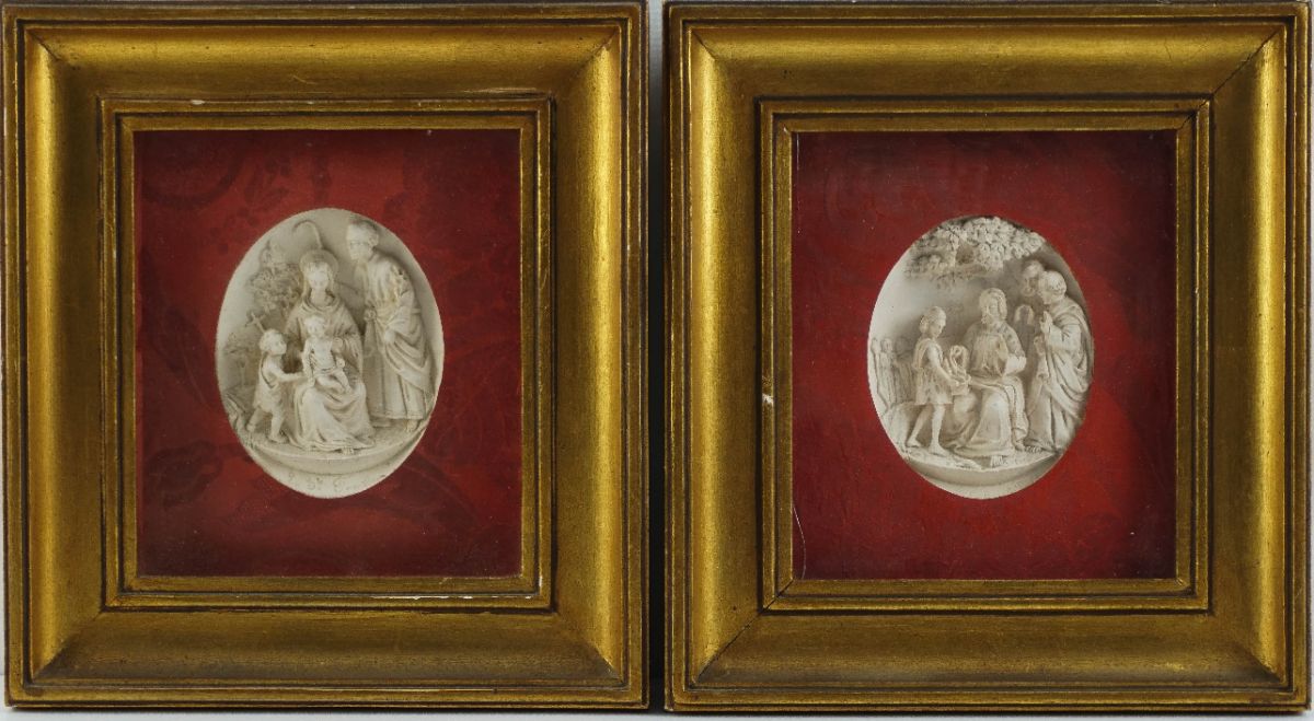 Par de medalhões em relevo