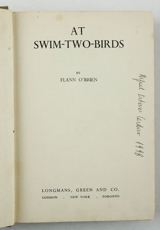 Flann O’Brien. AT SWIM-TWO-BIRDS. London. 1939. 8º de 315 páginas.