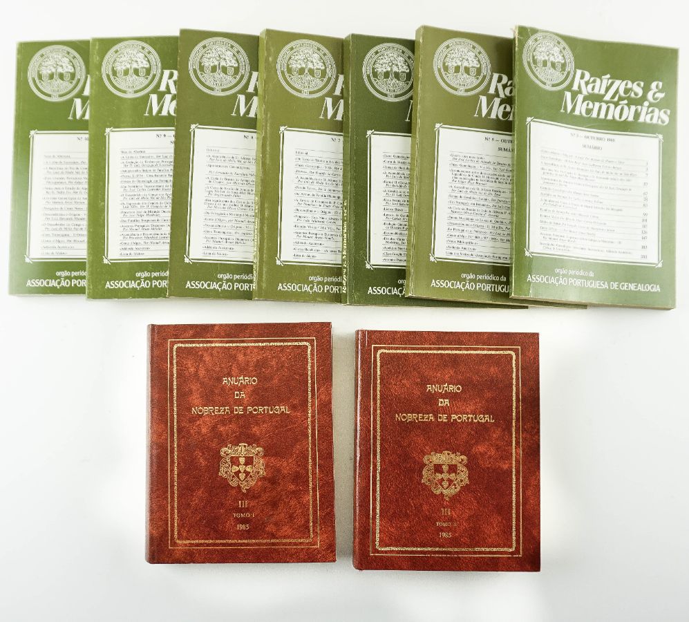2 Anuários da Nobreza de Portugal e 7 Revistas Raízes & Memórias