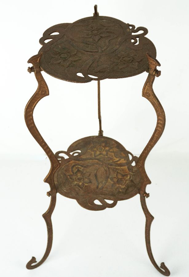 Pequena mesa Arte Nova