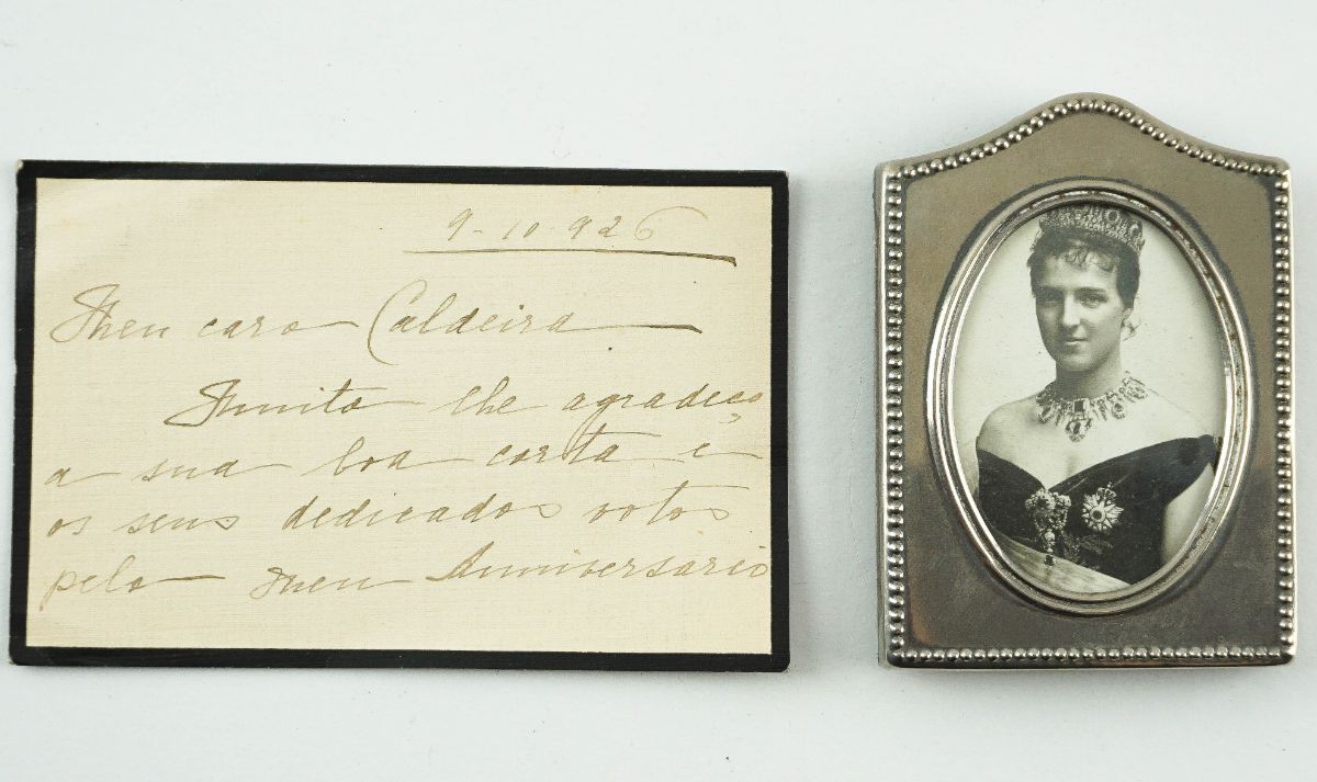 Excepcional conjunto com fotografia e manuscrito da Rainha D. Amélia