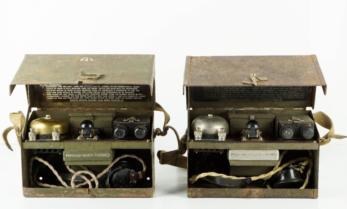 Par de telefones militares