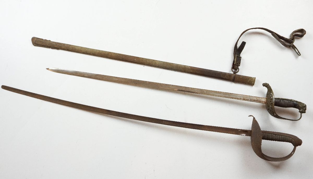 Sabre e Espada com bainha
