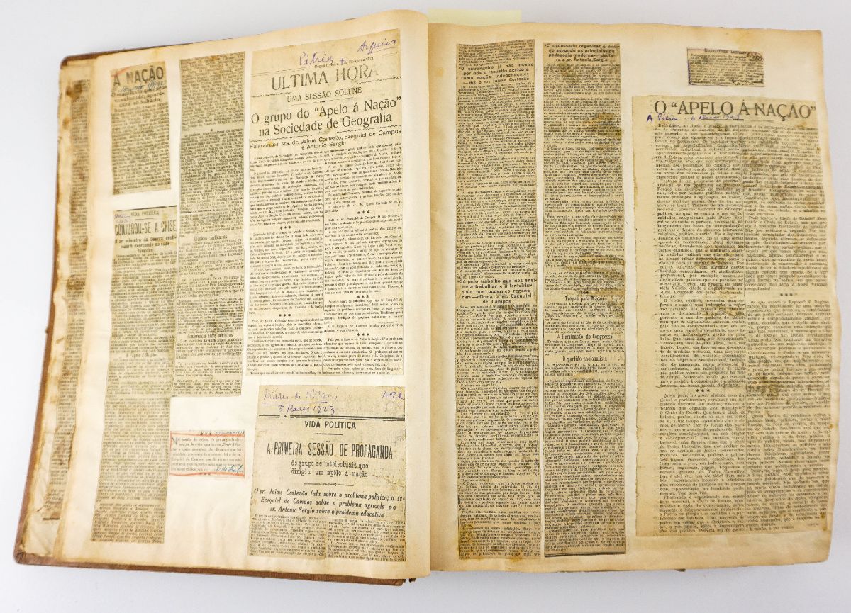 Volume com recortes sobre a revista Seara Nova (1921-1937)