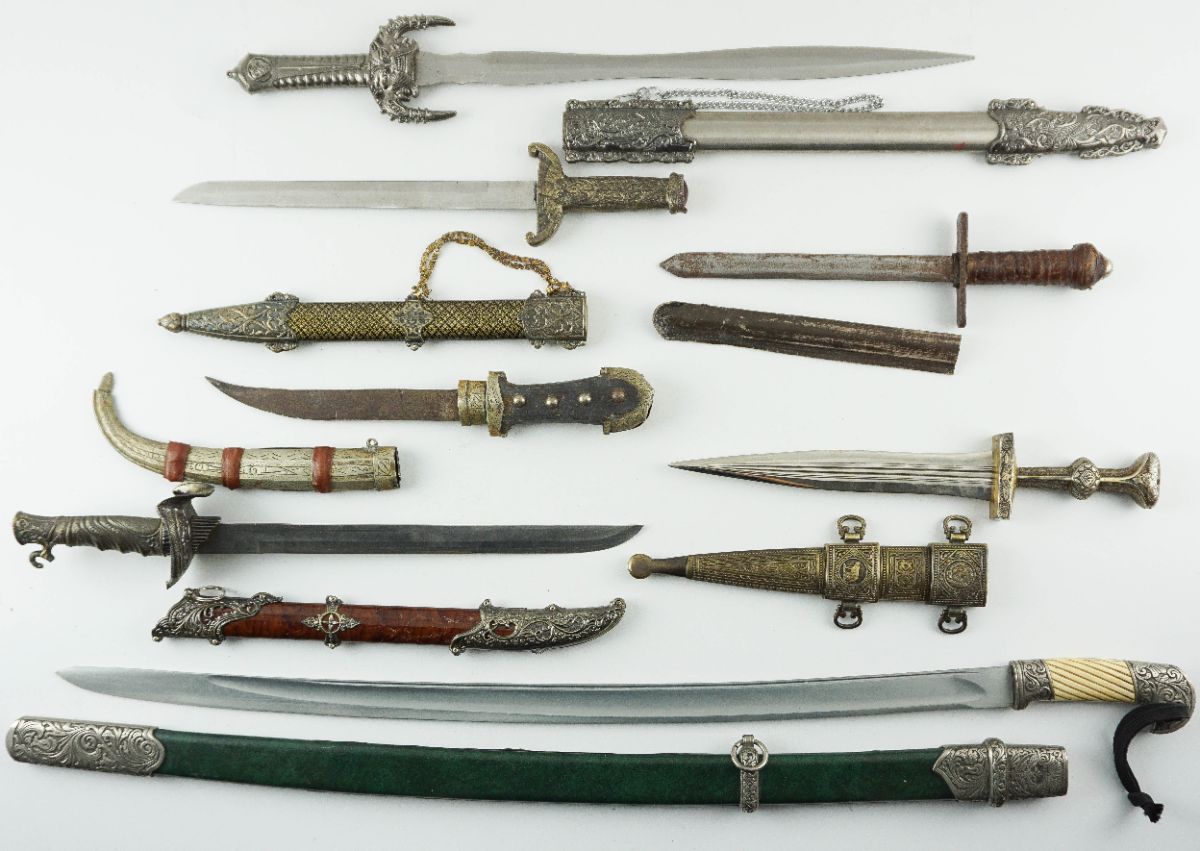 Espada e 6 Punhais
