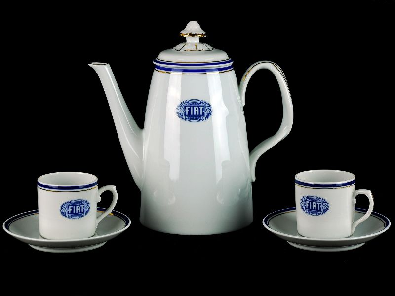 Cafeteira e 3 Chávenas com Pires