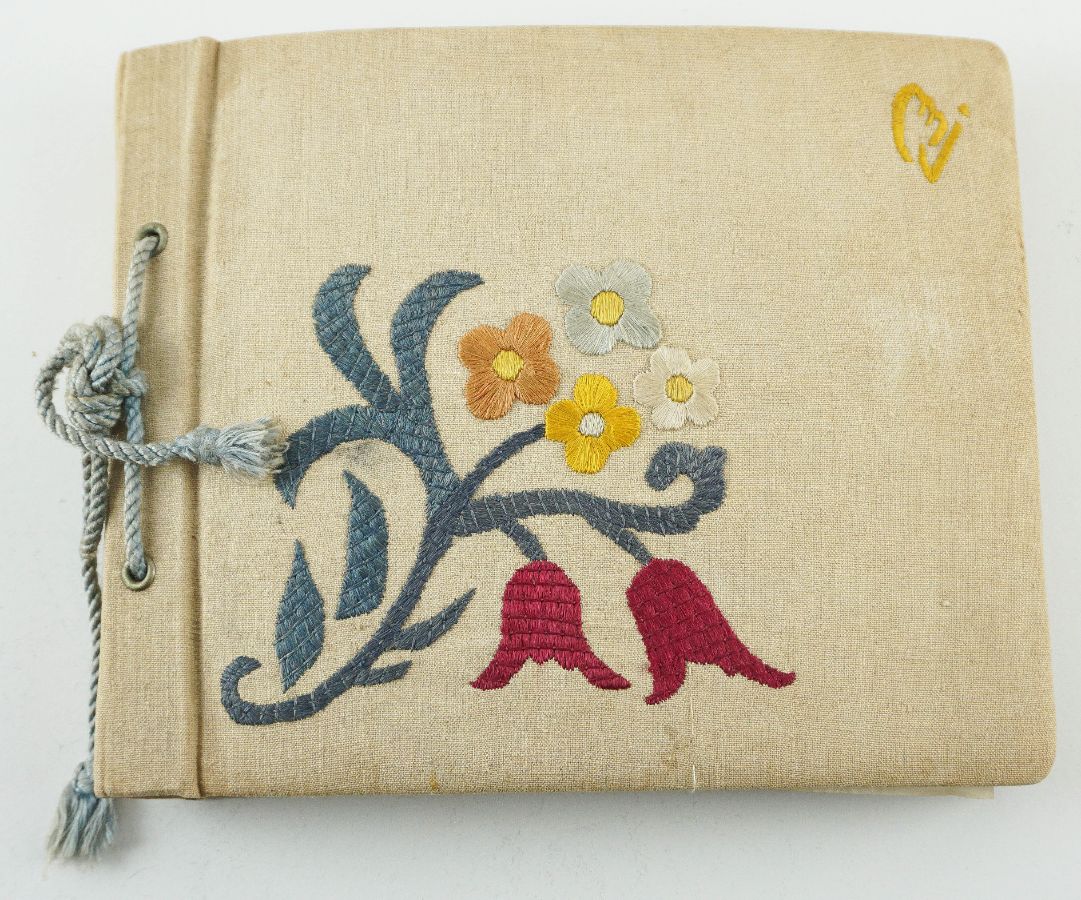 Caderno mostruário de bordados e tecidos