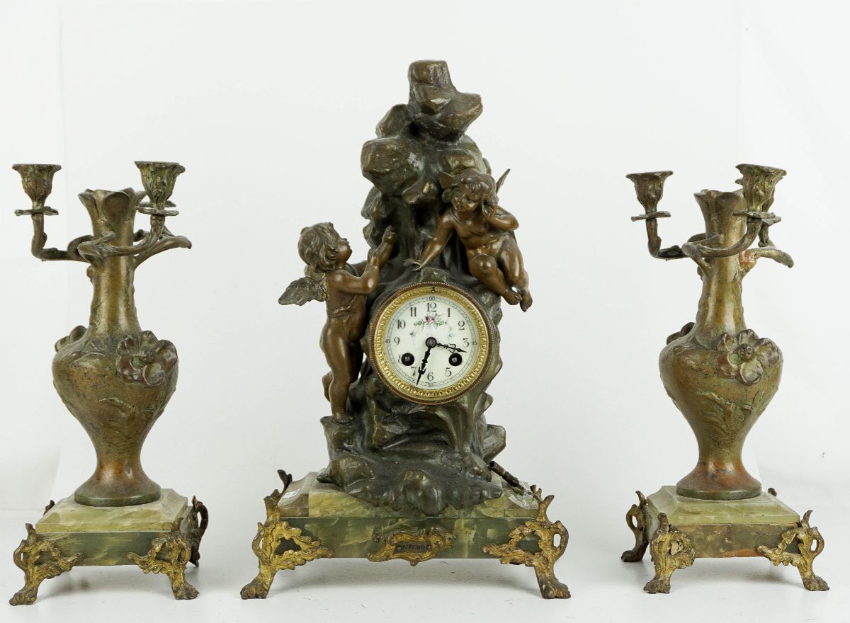 Relógio com Par de Candelabros