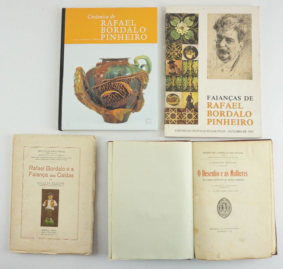 4 livros sobre a obra gráfica e cerâmica de Rafael Bordallo Pinheiro.