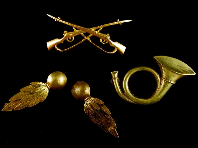 Conjunto de 4 insígnias militares