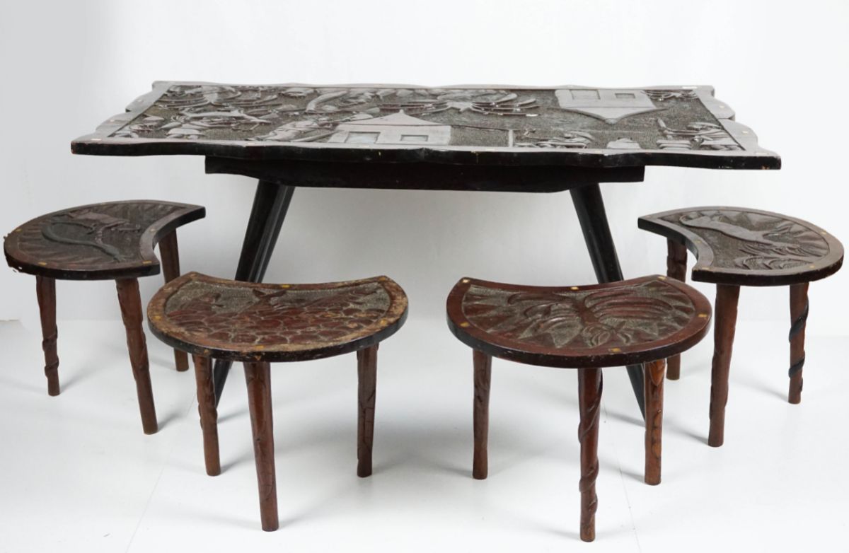 Mesa de apoio com 4 bancos