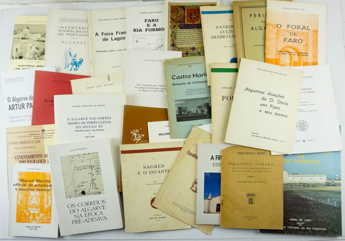 Colecção de 68 publicações sobre o Algarve