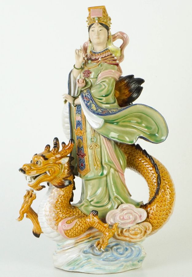 Figura feminina com dragão