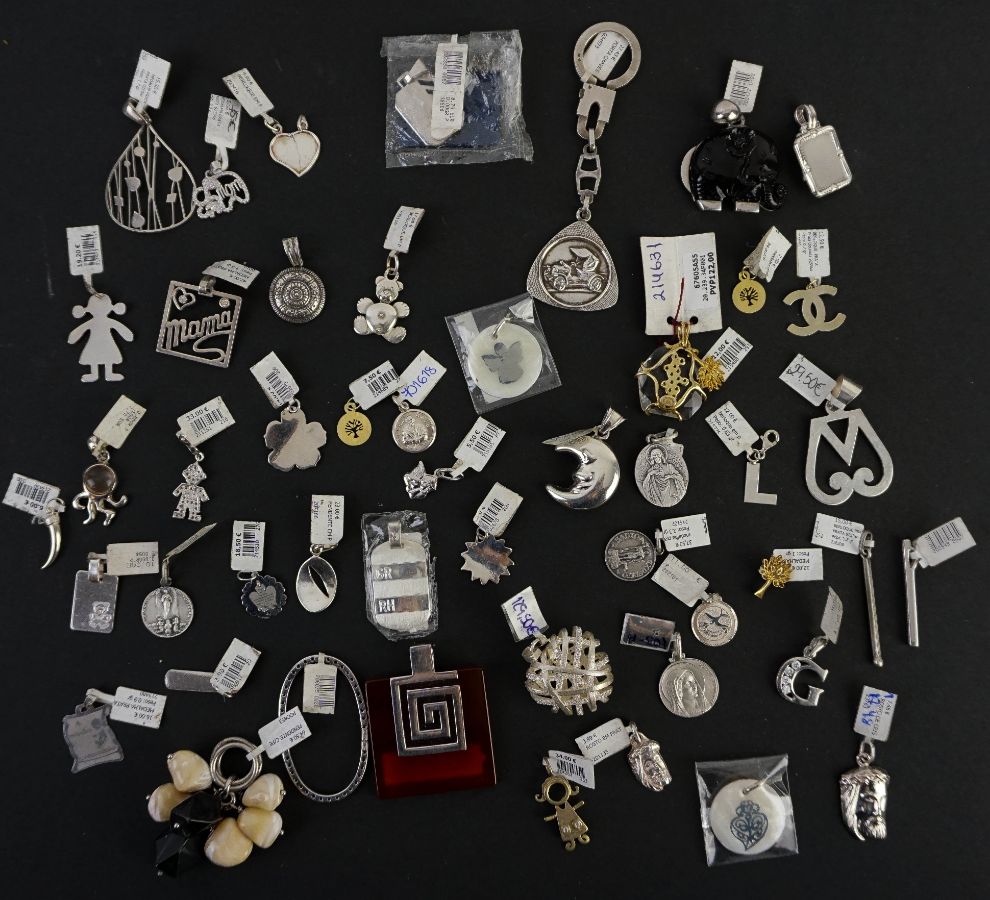 Conjunto de 50 pendentes em prata Portuguesa