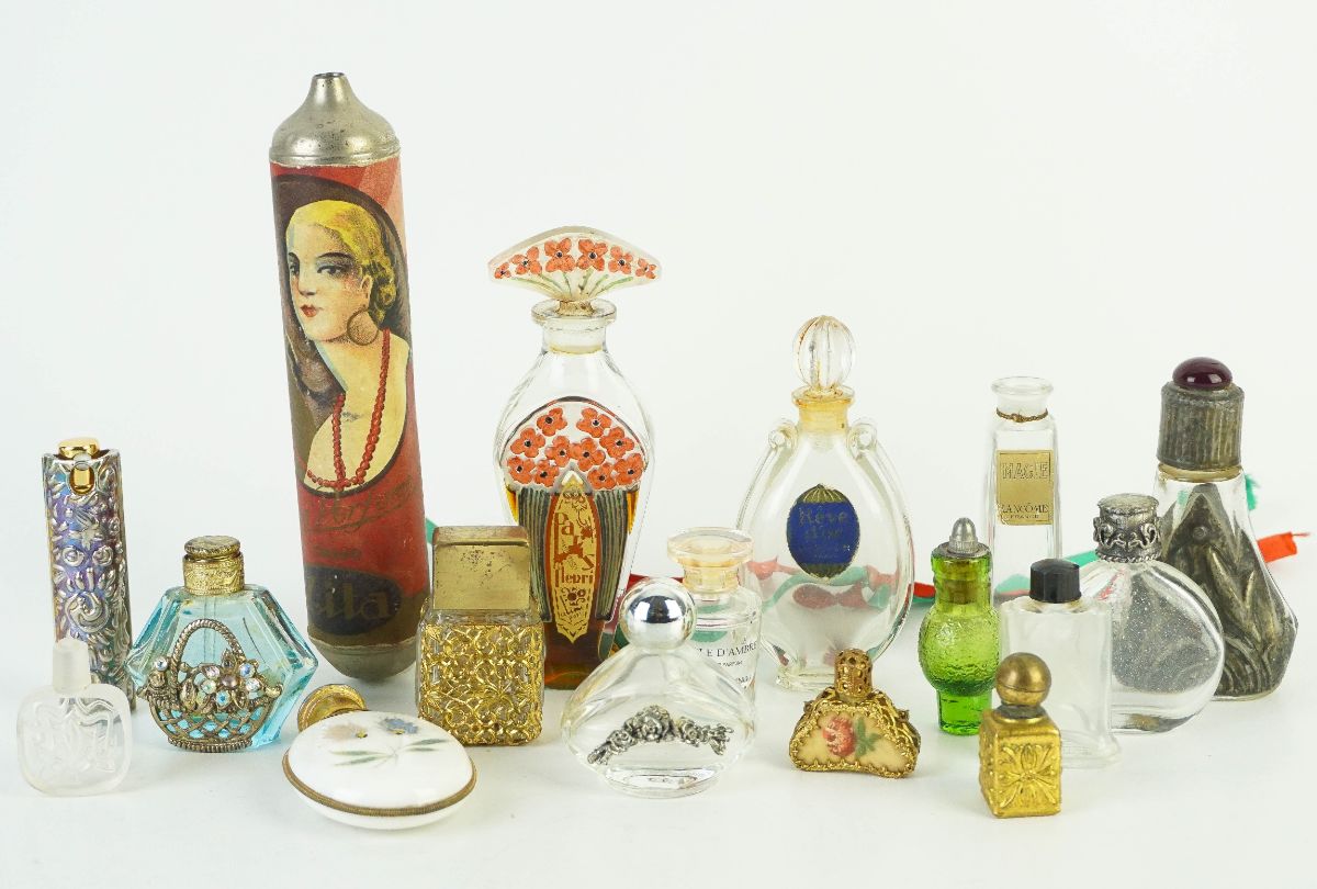 Dois frascos antigos de perfume
