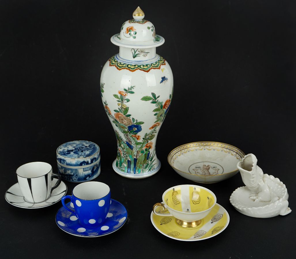 Sete peças de porcelana