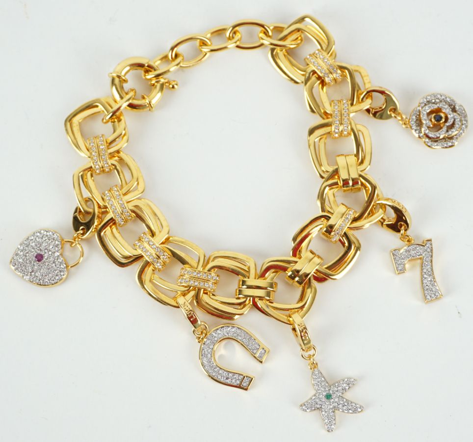 Pulseira com cinco berloques