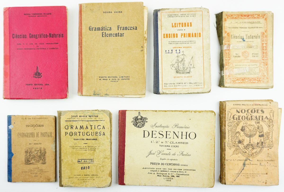 Oito livros escolares