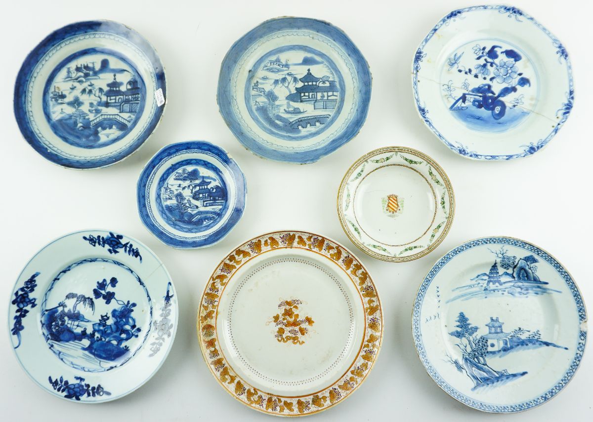 Oito Pratos em Porcelana Chinesa