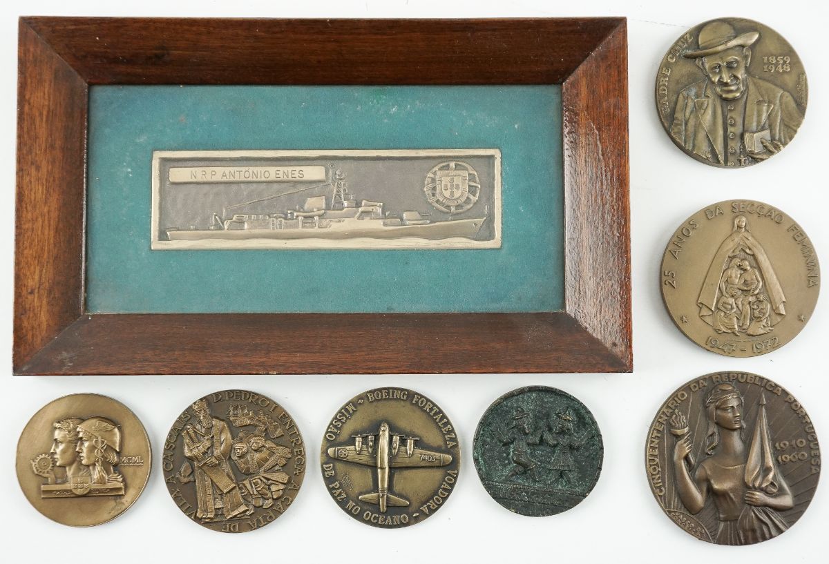 Placa em Bronze e Sete Medalhas