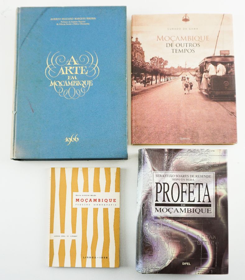 Quatro livros sobre Moçambique