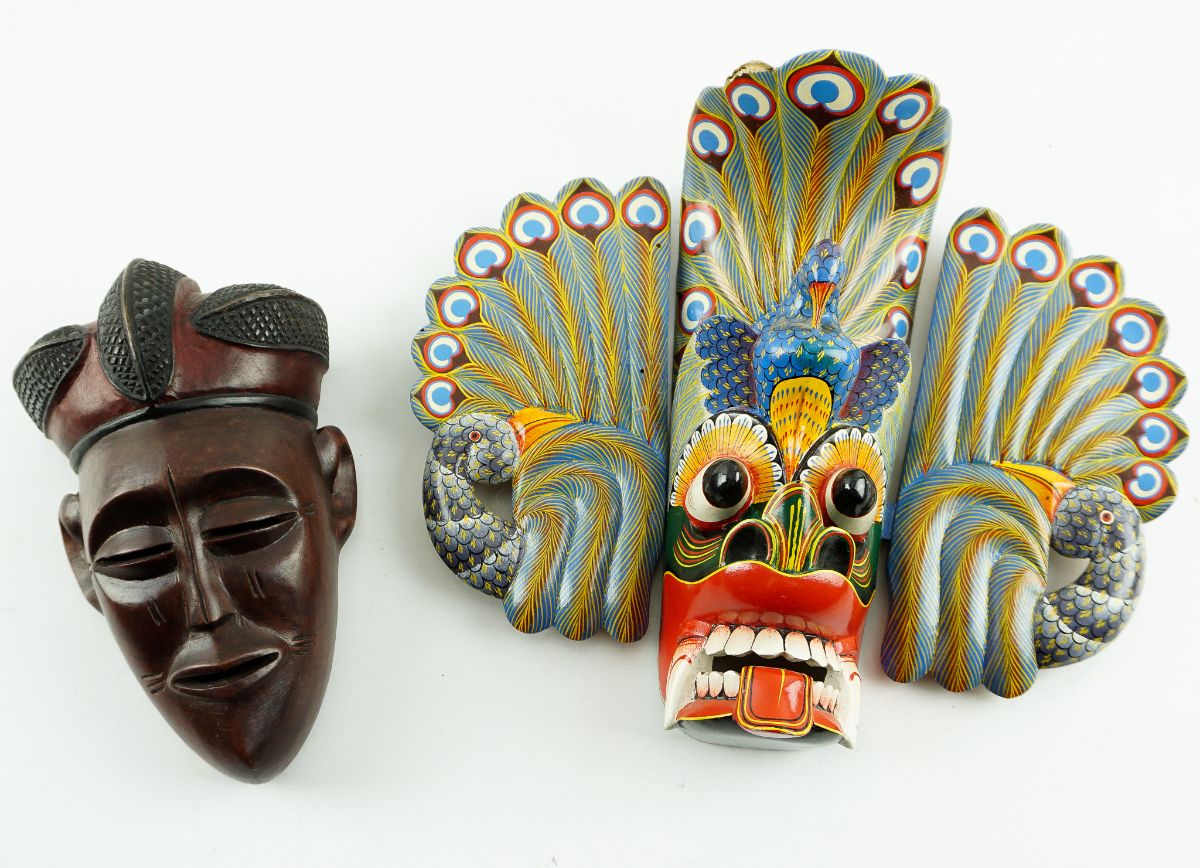 Duas máscaras em madeira