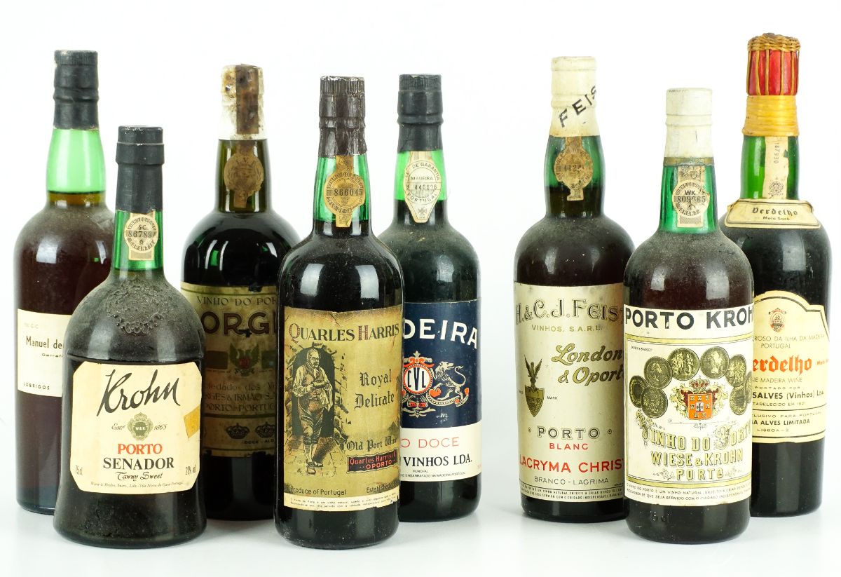 Oito Garrafas do Vinho do Porto e da Madeira