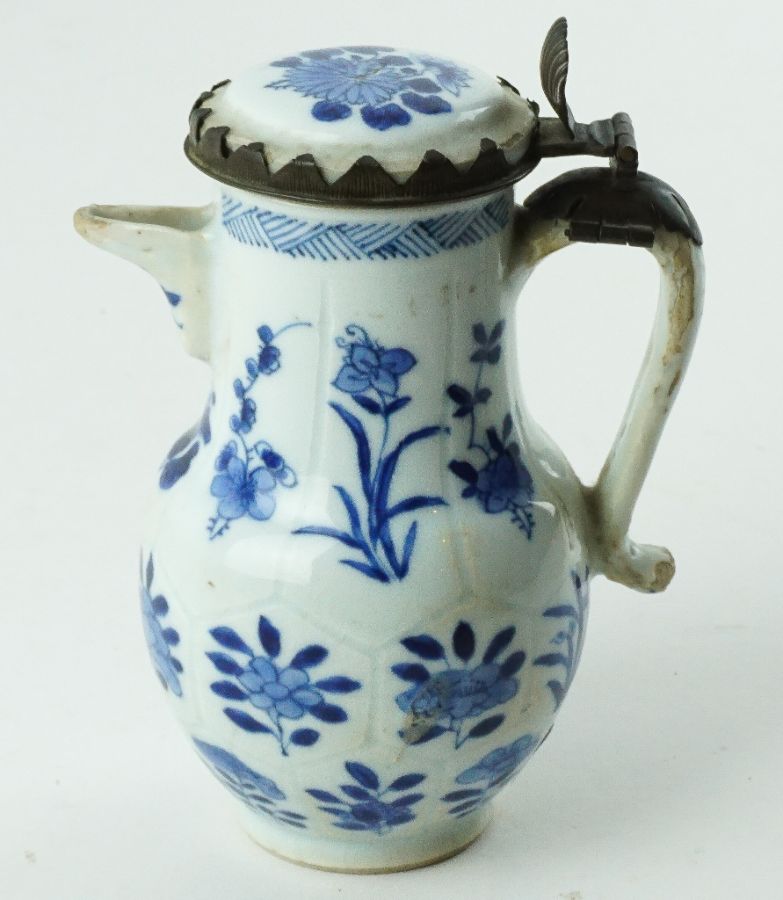 Pequena cafeteira com tampa