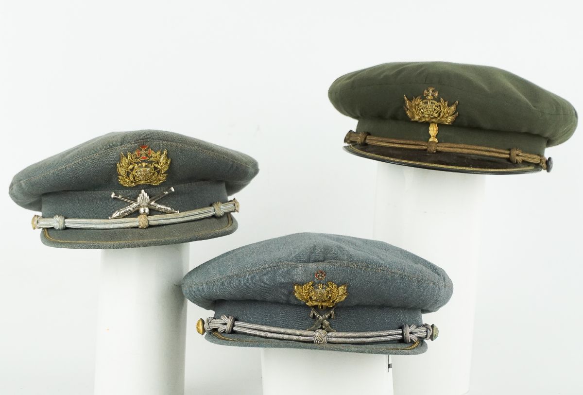 Três Bonés Militares