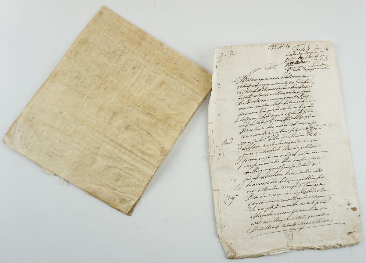 Manuscrito s/ pergaminho, 52 x 22 cm com folio anexo e o treslado